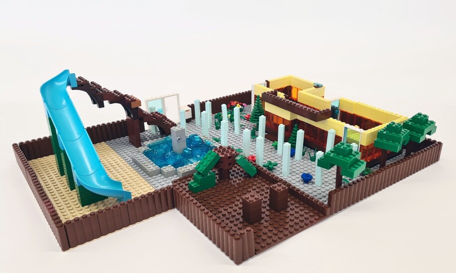 Ein Schulhof gebaut aus Lego