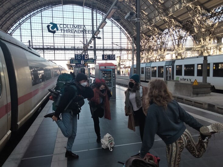 Juniorteamer auf dem Bahnsteig am Hauptbahnhof