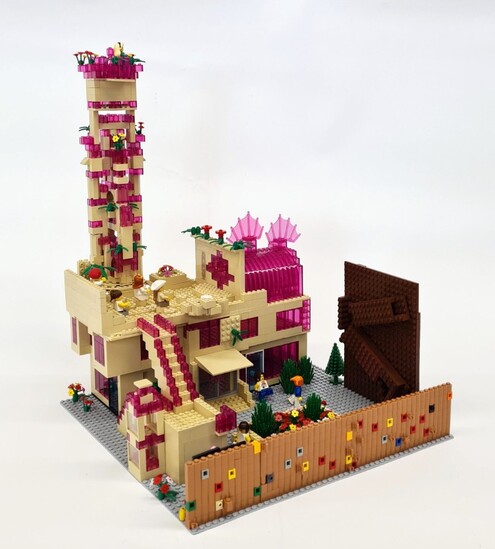 Ein Schulhof gebaut aus Lego