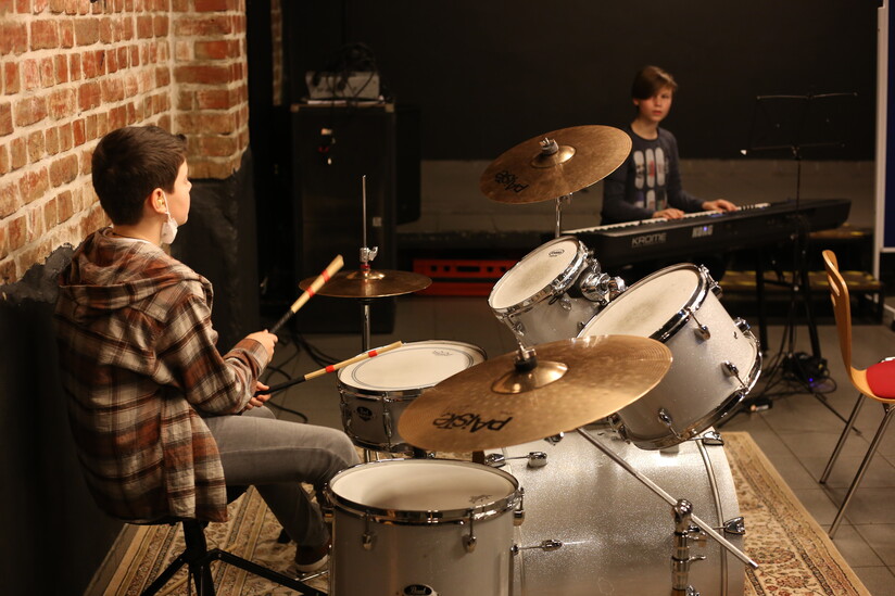 Junge probt am Schlagzeug