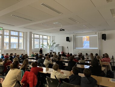 Schüler:innen schreiben die Briefe