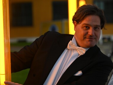 "Operette sich, wer kann!"