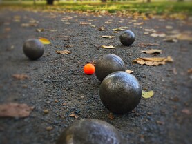Gemeinsam Boule spielen