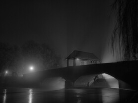 Stadt bei Nacht: Analoge Langzeitfotografie